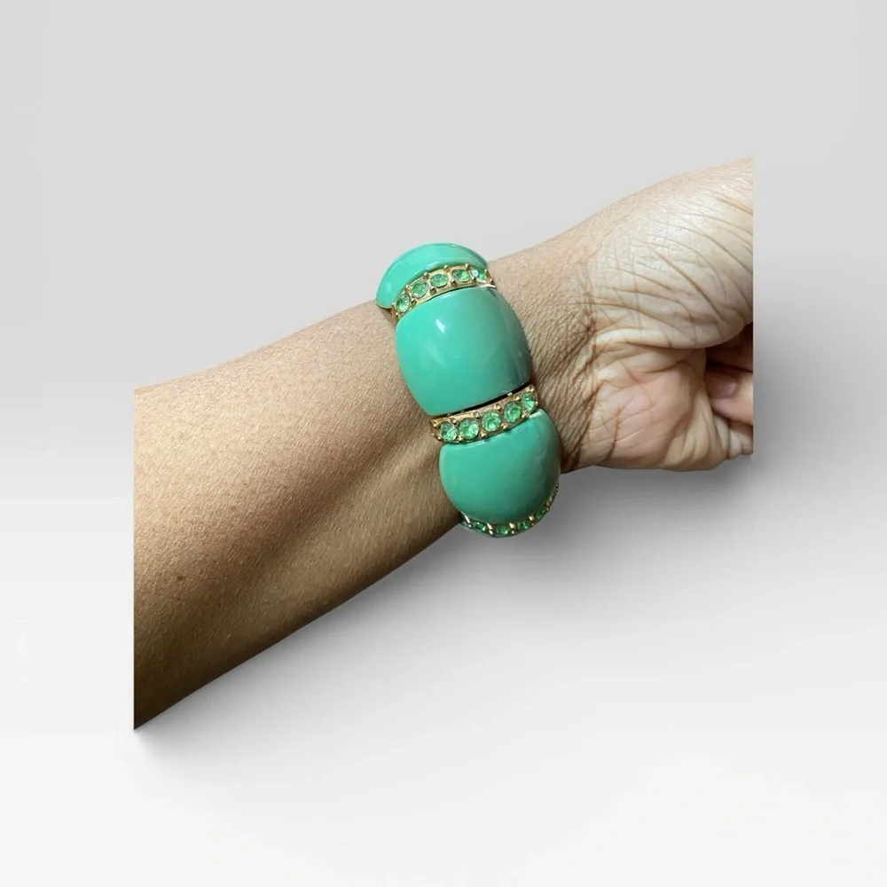 Vintage Elegant Stretch Green Bracelet with Gold Accents